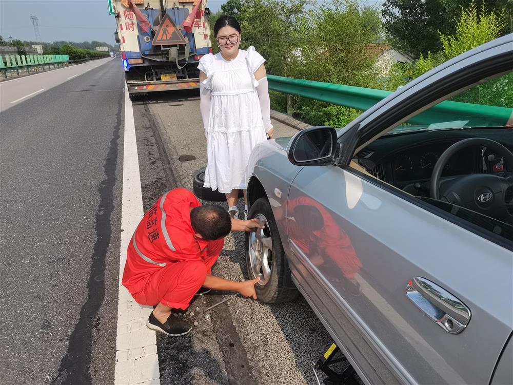 邢台养护工区帮助司乘更换轮胎 ，唱响“感恩邢临、情满旅途”服务品牌。