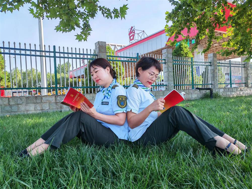 在秋高气爽的季节 坐在绿色草坪上感受红色教育