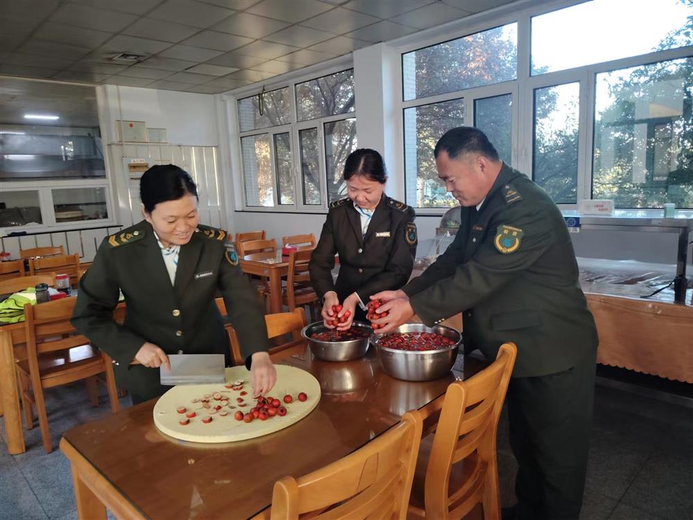 运河西收费站职工利用业余时间把收费站院内收获的山楂果制作成山楂片，分发给职工泡水喝，增加职工幸福感。