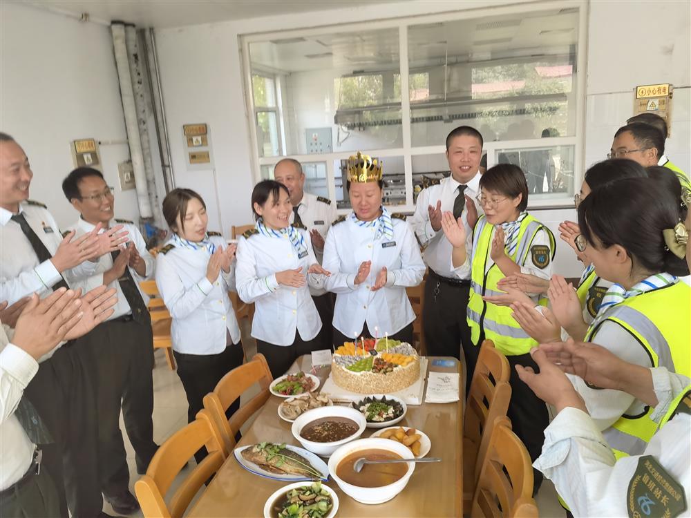 封站培训期间，正好赶上职工张冬丽生日，站领导和同事为张冬丽准备了生日蛋糕，一同唱起生日歌，祝福她生日快乐！