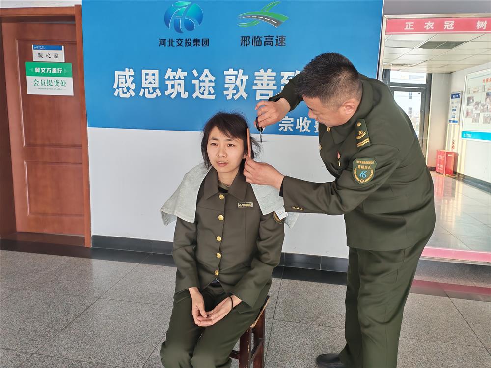 广宗站“万能班长”杜双喜义务为职工剪发！