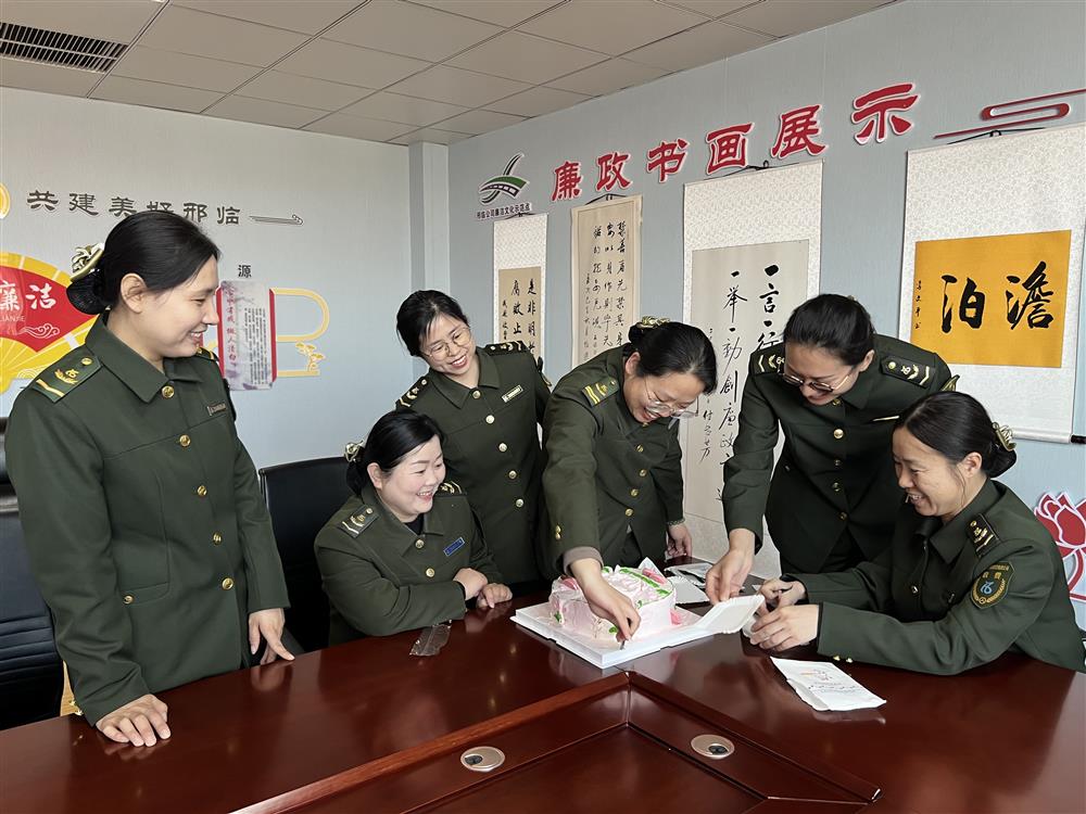 阳春三月，莺飞草长、鸟语花香，一年一度的“三八”妇女节来临之际，威县收费站工会分会为女职工送上了美味蛋糕及祝福。