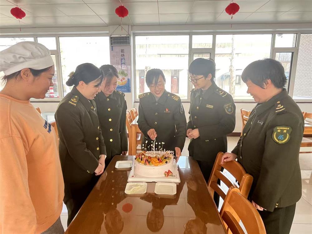 三八国际妇女节，邢台经开区站党支部为女职工送上节日蛋糕，营造温暖和谐的工作氛围。