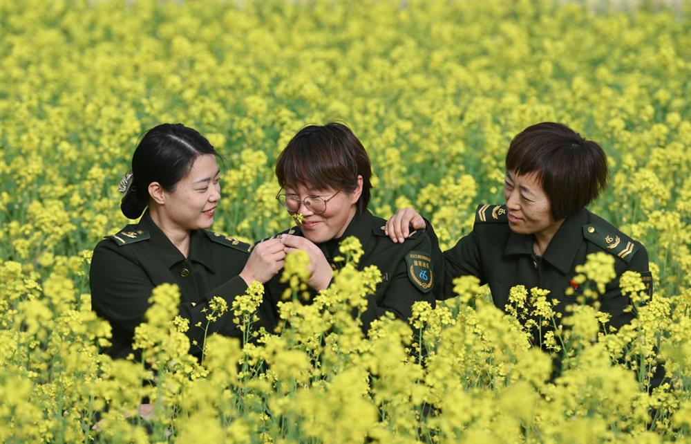 鸡泽站东院的油菜花陆续开放，花香充满了整个院区，员工忍不住置身花海合影拍照。