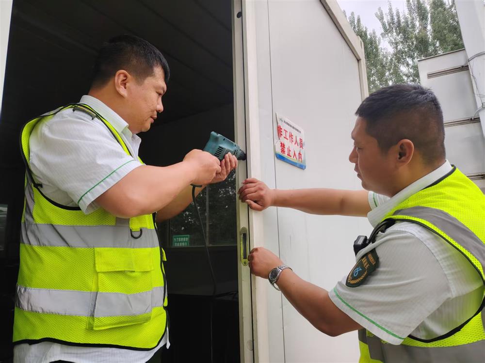 威县收费站一线职工对计重亭门框进行加固维护，延长使用寿命，降本增效。