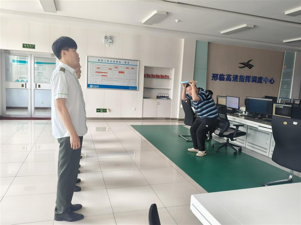 董世明详细讲解了震前征兆、如何精准判断室内“生命三角区”、防护要点、逃生方法以及应急避险等知识。