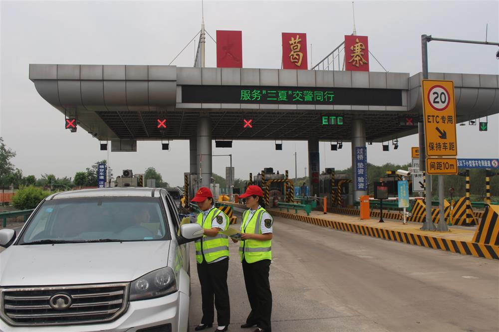 该站收费人员向过往司乘发放《河北省高速公路人工收费电子发票开具明白纸》和冀e行操作指南，用通俗易懂的语言让司乘快速了解电子发票的开具流程和内容，提升服务效率的同时，使司乘行驶高速公路更加轻松便捷。