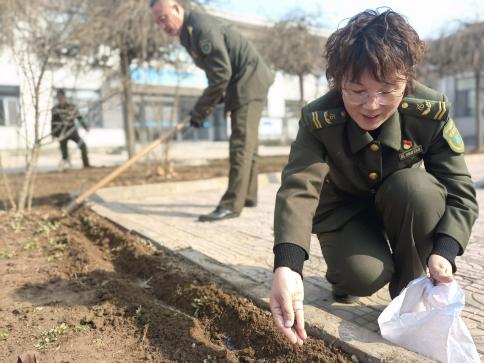 邢临高速公路公司鸡泽收费站开展“清风成林(临)”植树种花活动(1).jpg 邢临高速公路公司鸡泽收费站开展“清风成林(临)”植树种花活动(1).jpg